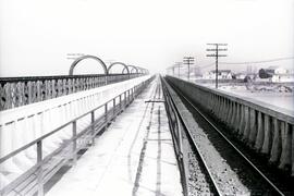 Sustitución del antiguo puente metálico sobre el río Guadiana. Línea de Mérida a Los Rosales (Sev...