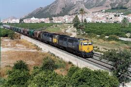 Locomotoras diésel - eléctricas 333 - 037 y 333 - 068 de RENFE, fabricadas por MACOSA y pintadas ...