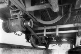 Detalle de dinamo Stone-Tonum tipo X R / 29 L de un coche de viajeros, detenido en la estación de...