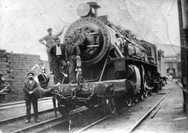 Personal ferroviario posando con la locomotora de vapor nº 4548 de la serie 4542 a 4549 de Norte,...