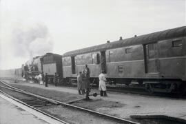 Expreso de Barcelona, también denominado Barcelona Expreso, remolcado por locomotora de vapor de ...