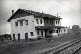 Estación de Barrientos (Valderrey, León). Edificio de viajeros y andenes