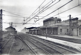 Vista general de la estación de Sabadell con los andenes llenos de viajeros a punto de subir a un...