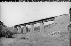 Puente del arroyo Benalija I, en el km 140,780 de la línea Mérida-Sevilla, entre los términos de ...