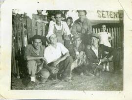 Retrato de un grupo de aspirantes a ferroviarios en la estación de Setenil