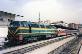 Locomotora diésel - eléctrica 333 - 077 de RENFE, fabricada por MACOSA y pintada de verde y amari...