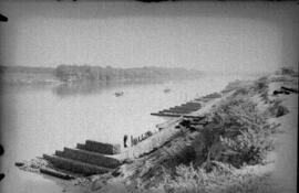 Playa de la Barqueta y defensas del río Guadalquivir, junto a la playa de vías en la estación de ...