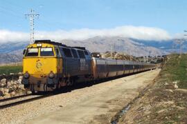 Locomotora diésel - eléctrica 333 - 083 de RENFE, fabricada por MACOSA, en colores amarillo y gri...