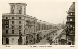 Vista de la estación del Norte de Bilbao, denominada Bilbao - Abando, y de la calle Hurtado de Am...