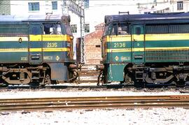 Vista lateral de las locomotoras diésel - eléctricas nºs 2135 y 2136 de la serie 2101 a 2180 de R...