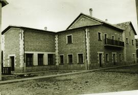 Edificio auxiliar con tres viviendas para persobnal en en el depósito de Cajo en la línea de Vent...
