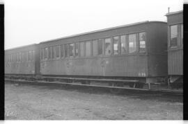 Coches de viajeros H 47 y H 33 del Ferrocarril de Langreo en la estación de Gijón