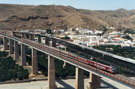 Composición de Talgo III Madrid - Almería remolcada por una locomotora diésel - hidromecánica de ...