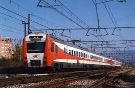 Tren regional serie 444 de RENFE, conocida como electrotrenes, a su paso por Granollers