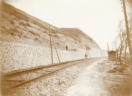 Construcción de terraplén al lado de la vía del ferrocarril