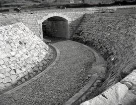 Paso superior del ferrocarril sobre el camino de acceso a la estación de Vilagarcía de Arousa. Lí...