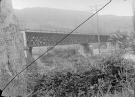 Puente de hierro de tres tramos. Se encuentra en el km 593,302 de la línea Madrid-Hendaya