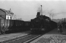 Composición de viajeros remolcada por la locomotora de vapor nº 35 de rodaje 030 T, fabricada por...