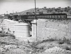 Sustitución del puente metálico existente por el puente o viaducto de hormigón de 6 tramos y 130 ...