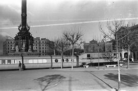 Locomotora Talgo Virgen de Begoña en Barcelona, ante Colón en la estación Término y por las calles