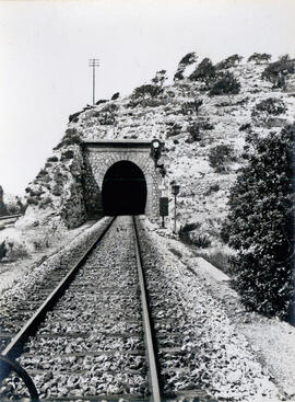 Entrada a túnel y señal luminosa