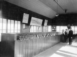 Cabina del puesto de enclavamientos con el personal que la controla de la estación de Adelaide (R...