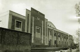 Fachada principal del depósito de tracción eléctrica de León, en la línea de Palencia a A Coruña