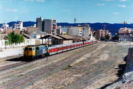 Locomotora diésel - eléctrica 333 - 204 de RENFE, fabricada por MACOSA y pintada en  amarillo y g...