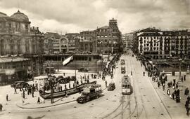 Vista general de la plaza de Arriaga de Bilbao y del puente de la Victoria sobre la Ría de Bilbao