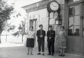 Personal ferroviario posando con sus respectivas esposas, ataviadas con las gorras y banderines d...