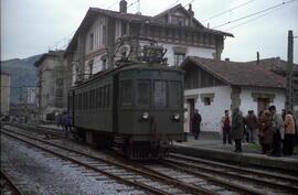 Automotor eléctrico nº 5 del Ferrocarril del Urola (Zumaya a Zumárraga), detenido en la estación ...