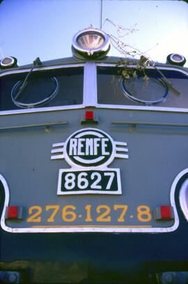 Detalle del frontal de una locomotora eléctrica de la serie 276 de RENFE