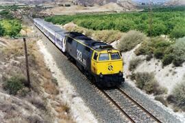 Locomotora diésel - eléctrica 333 - 203 de RENFE, fabricada por MACOSA, pintada de amarillo y gri...
