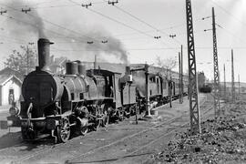 Composición de viajeros remolcada por locomotora de vapor 130 - 2053 (serie RENFE 130-2034 a 2045...