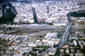 Vistas aéreas del trazado de vías en un contexto urbano, en la construcción de la línea de alta v...
