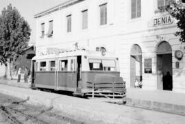 Automotor tipo "Zaragoza" de la firma alemana Waggonfabrik Wismar en la estación de Den...