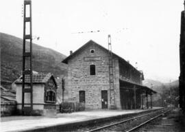 Estación de Busdongo de la línea de León a Gijón, situada dentro del término del municipio leonés...