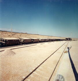 Muelle de carga. Al fondo, tren de balasto