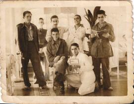 Ramón Botana García, de pie a la derecha vistiendo de blanco, posando junto a otros compañeros de...