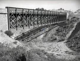 Puente metálico de un tramo y 71 m, con vigas de celosía, denominado "Vado Judío" y sit...