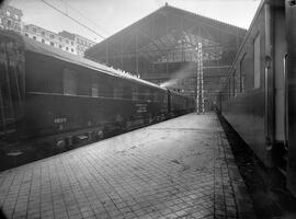 Tren escuela de tracción eléctrica del Departamento Eléctrico de RENFE detenido en la estación de...