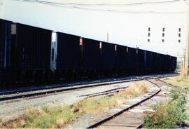 Composición de vagones cerrados, a su paso por Clinton, Iowa. En cabeza la locomotora SOO-6062 (S...