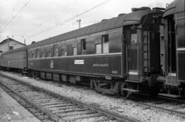 Coche restaurante WR 3565 de la serie 3562-3569 de la Compañía Wagons-Lits detenido en la estació...