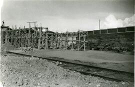 Construcción del nuevo depósito de automotores de la estación de Madrid - Cerro Negro de la línea...