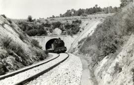 Vista  de la vía del trayecto Orense - Carballino, perteneciente al trozo tercero del ferrocarril...