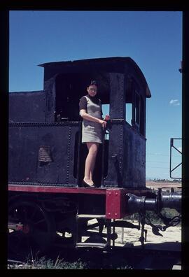 Rosa, esposa de Javier Aranguren, posando junto a locomotoras de vapor, en el interior de coches ...
