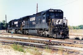 Vista de las locomotoras diesel NS-8667 (C39-8) y detrás la NS-6557 (SD60), de la Compañía Norfol...