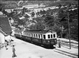 Vista del Ferrocarril Eléctrico de Guadarrama M 101, con nieve