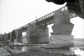 Sustitución del antiguo puente metálico sobre el río Guadiana. Línea de Mérida a Los Rosales (Sev...