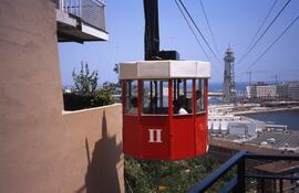 Cábina saliendo de la estación de Miramar del Funicular Aéreo del Puerto de Barcelona (Funicular ...